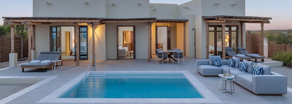 Außenansicht der Zweizimmer-Beach Pool Villa im Anantara Sir Bani Yas Island Al Yamm Villa Resort mit privatem Pool