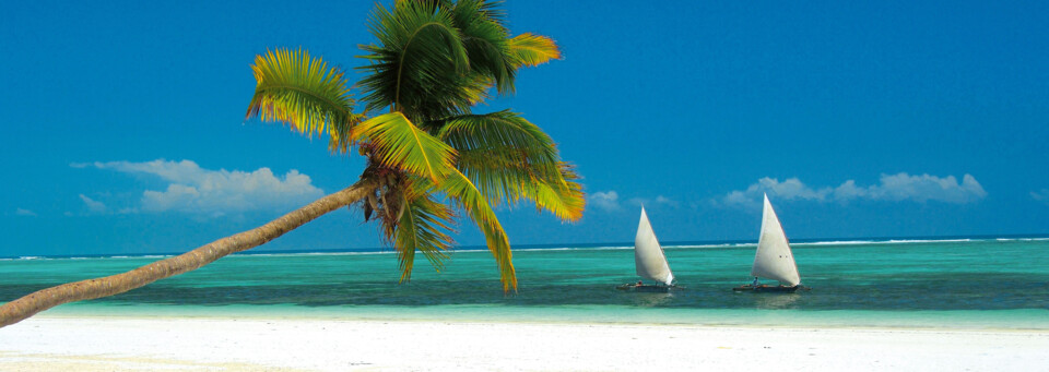 Segelboote vor Strand in Sansibar