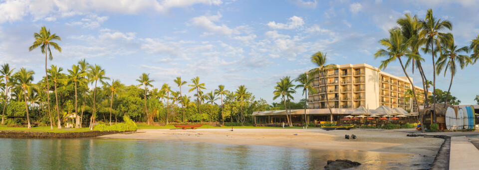 Außenansicht des Courtyard King Kamehameha's Kona Beach Hotel auf Big Island