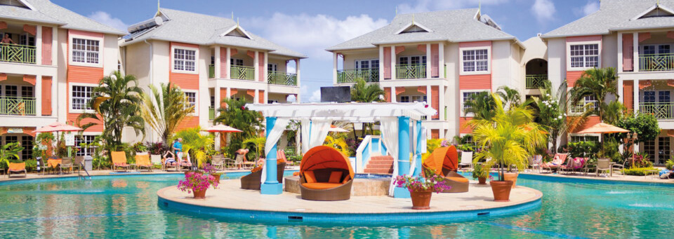 Poollandschaft des Bay Gardens Beach Resort