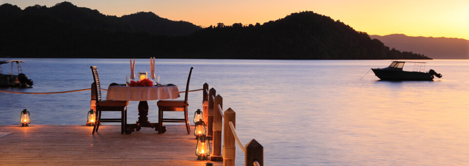 Matangi Private Island Resort Steg mit romantischem Abendessen
