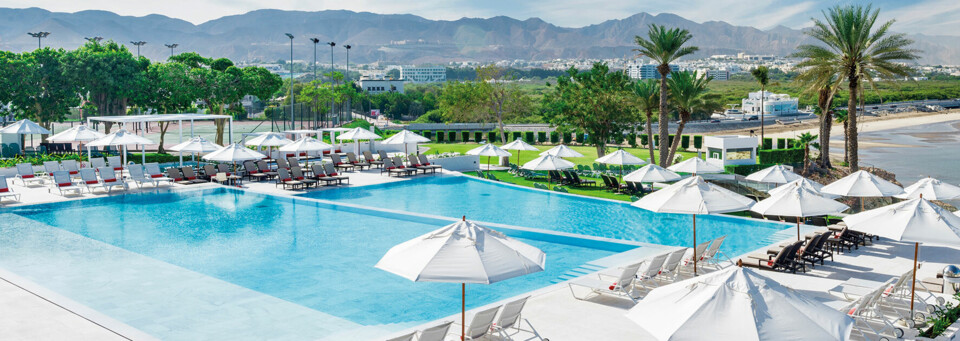 Pool des Crowne Plaza Hotel Muscat