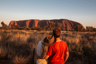 Paar vor dem Uluru