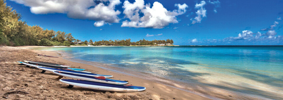 Kayaks am Strand von Oahu 