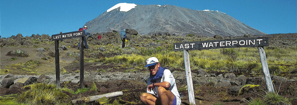 Bergwanderer vor dem Kilimanjaro