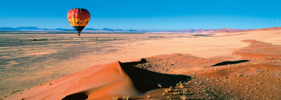 Heißluftballon über der Namib Wüste