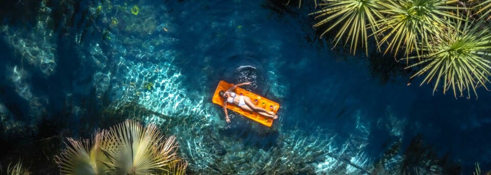 Frau lässt sich auf Bitter Springs treiben