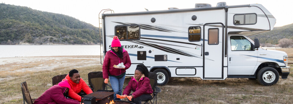 Road Bear Camper in Landschaft der USA