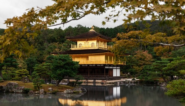 Goldener Pavillion am Teich in Kyoto