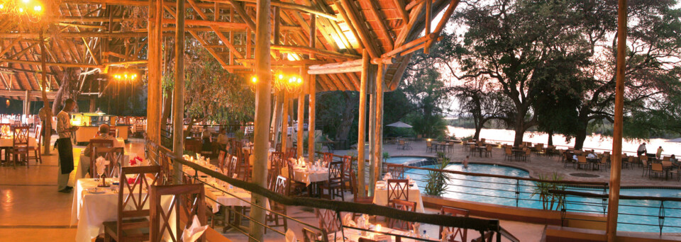 Restaurant mit Blick auf den Pool und Chobe Fluss, Chobe Safari Lodge, Kasane
