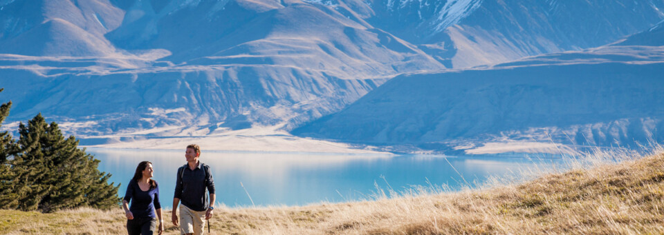 Zwei Wanderer vor Mount Cook mit Spiegelung