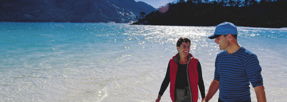 Pärchen Wineglass Bay in Tasmanien