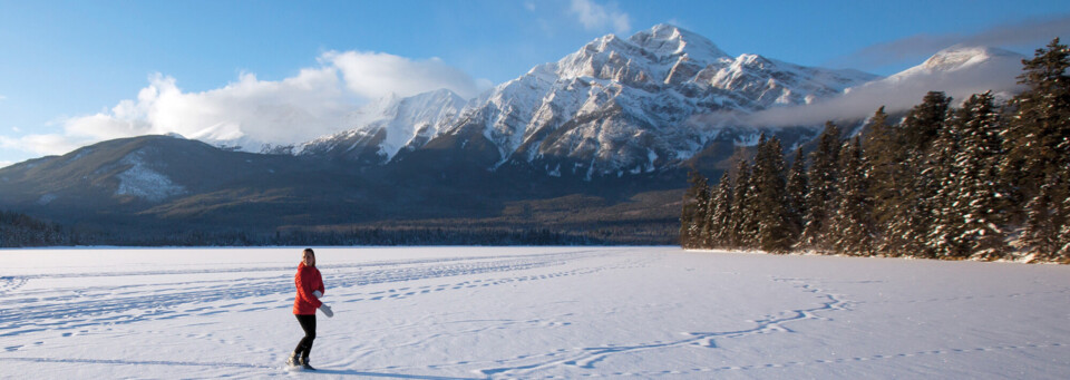 Frau im Winter im Jasper Nationalpark