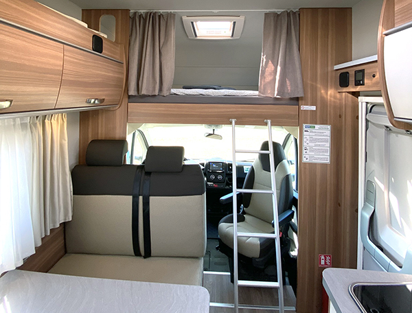 Holdur Camper X30 Innenraum mit Schlafbereich