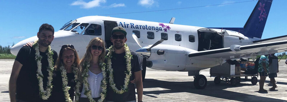 Cook Inseln Reisebericht - Reiseexpertin Jasmin und Mitreisende bei Ankunft mit Blumenkränzen