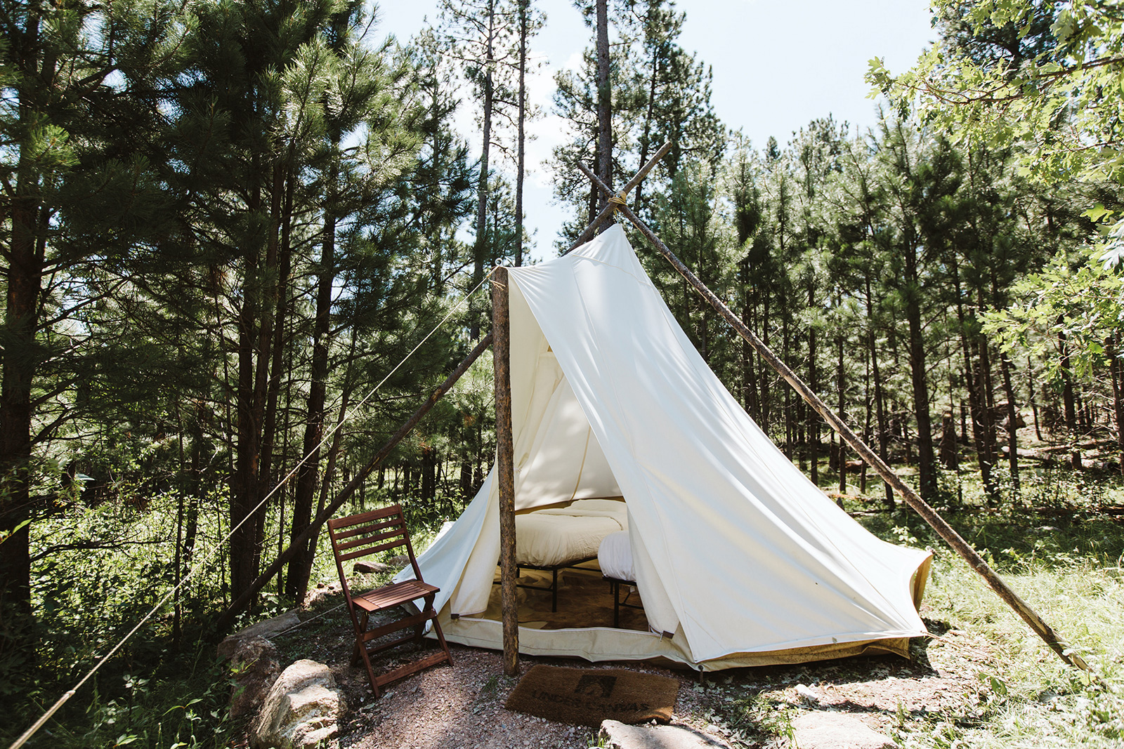 Safari Zelt mit Tipi des Mount Rushmore Under Canvas©