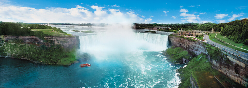 Boot vor den Niagara Fällen