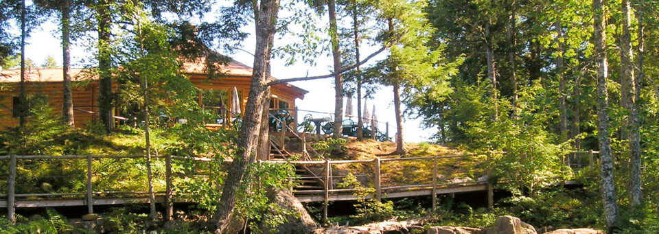 Außenansicht des Mersey River Chalets im Kjimkujik Nationalpark