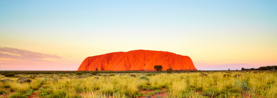 Gruppe beim Frühstück im Sonnenaufgang vor Ayers Rock