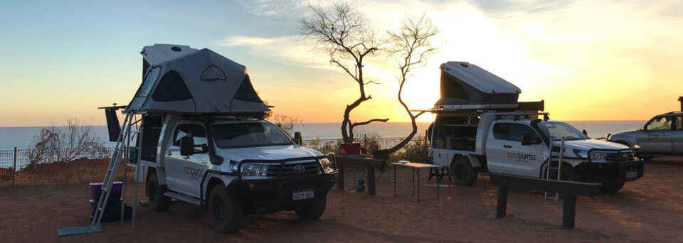 2 RedSands Camper bei Sonnenuntergang