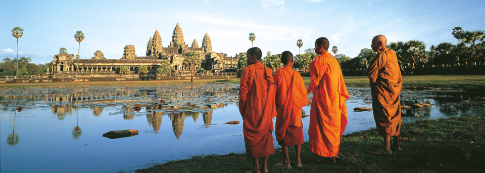 Mönche mit Blick auf die Tempelanlage Angkor Wat
