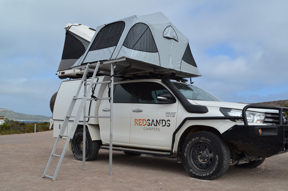 RedSands Camper 5 Personen von außen mit Zelten