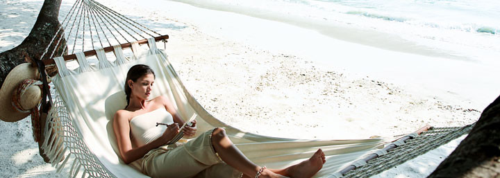 Frau am Strand des Pangkor Laut Resort