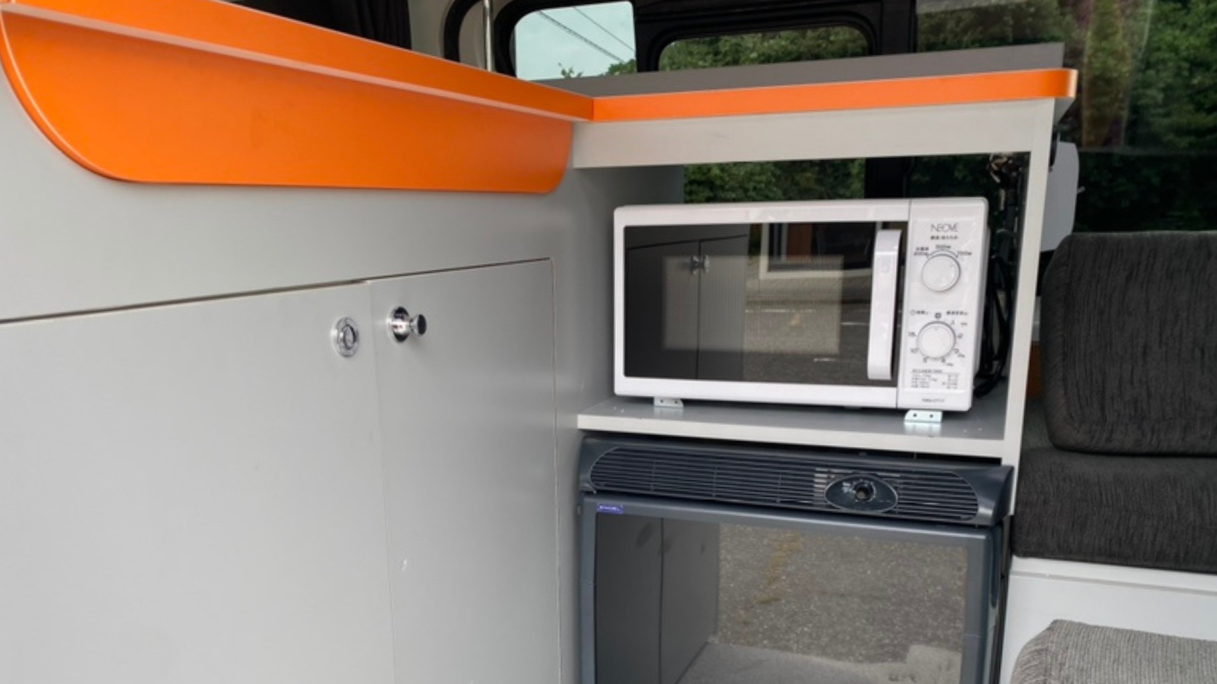 Kuga Kühlschrank & Mikrowelle