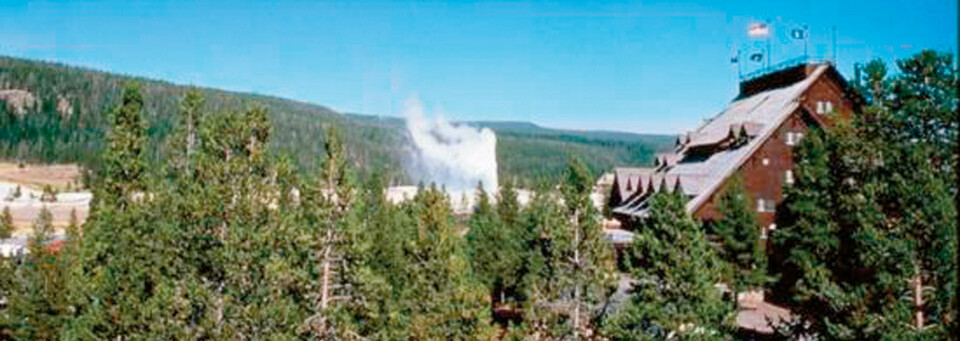 Außenansicht der Old Faithful Lodge Cabins im Yellowstone Nationalpark