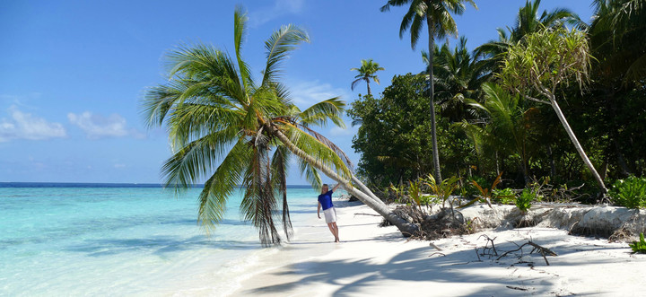 Malediven Reiseberichte: Reiseexpertin Kathrin am traumhaften Sandstrand der Malediven