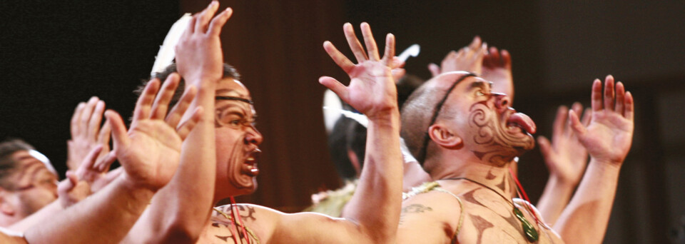 Maori beim Haka-Tanz