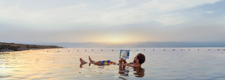 Baden im Toten Meer in Jordanien