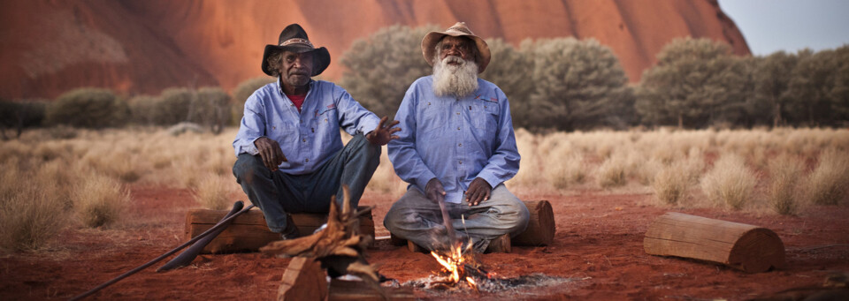 Aborigines am Fuße des Ayers Rock