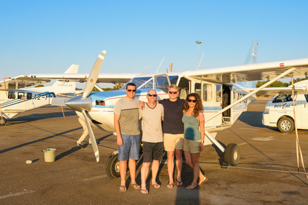 Reisebericht Botswana - Reiseexpertin Naja und ihre Begleiter vor der 5-Sitzer Cessna