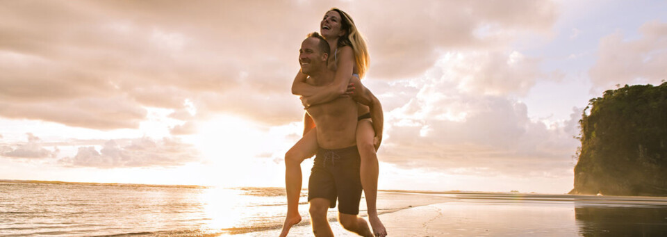 Paar am Strand in Costa Rica