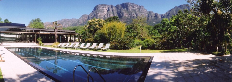 Vineyard Hotel mit Blick auf Tafelberg