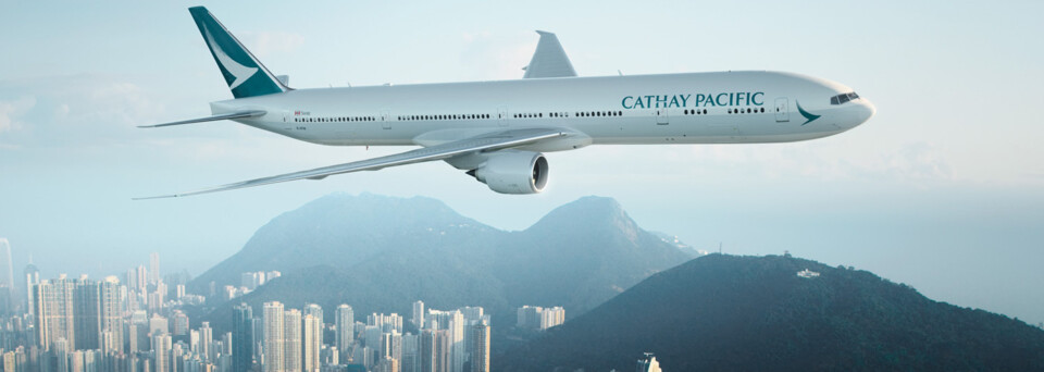 Maschine der Cathay Pacific Airways am Horizont