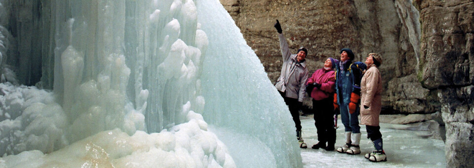 Eiswanderer am gefrorenen Wasserfall, Jasper Nationalpark