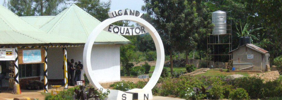 Uganda Reisebericht: Äquatordenkmal im Westen Ugandas