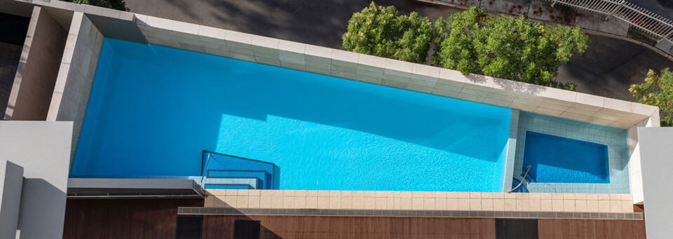 Adina Apartment Hotel Perth Pool von oben