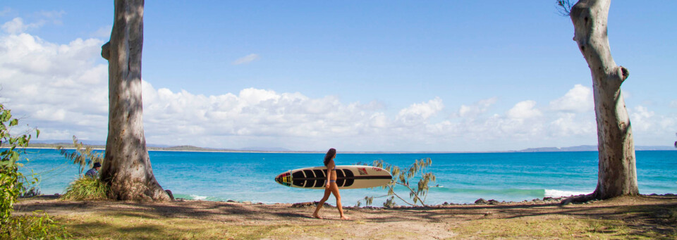 Surferin im Noosa Nationalpark