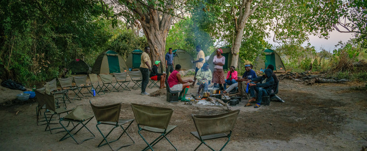 Reisebericht Botswana - Gemeinsames Essen mit einheimischen Freunden im Camp