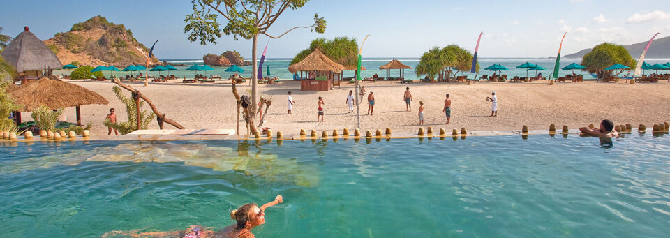 Pool und Strand des Novotel Lombok
