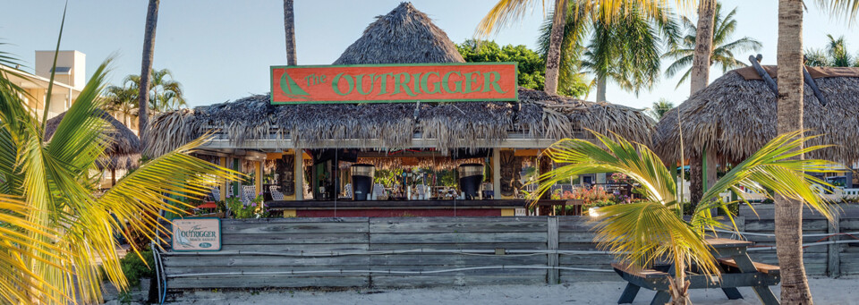 Beach-Bar Outrigger Beach Resort