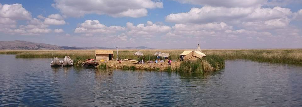 Schwimmende Inseln der Uros in Peru