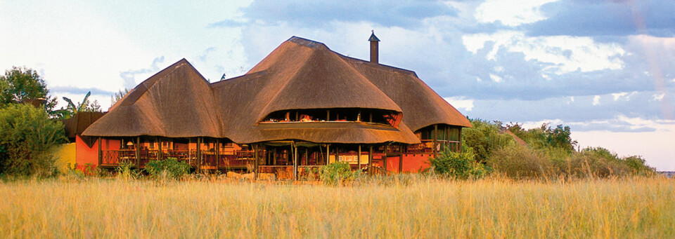 Außenansicht Hauptgebäude Chobe Savanna Lodge Sambesi Region