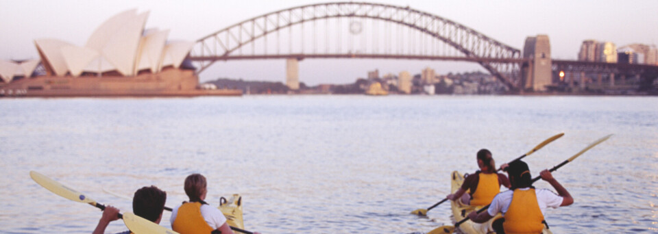 Kajaks in Sydney Harbour Bridge
