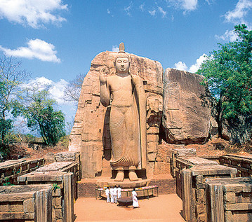 Sri Lanka Reisebericht: In Stein gemeiselter Buddha in Aukana
