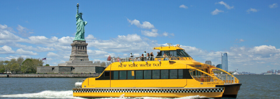 New York Wassertaxi vor Freiheitsstatue