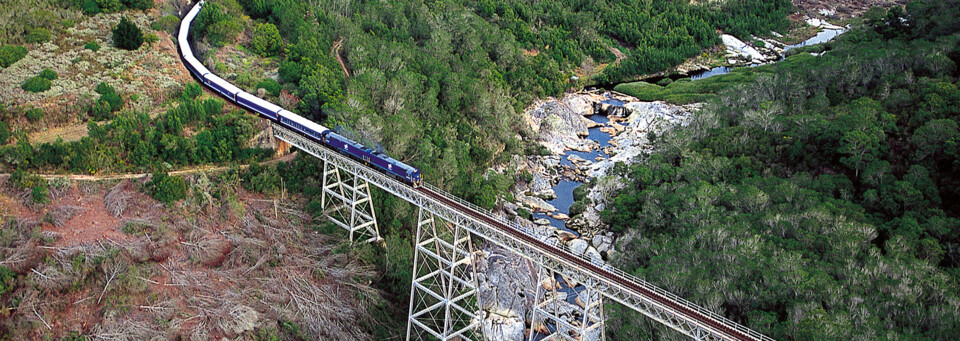 Durch die Landschaft fahrender Blue Train